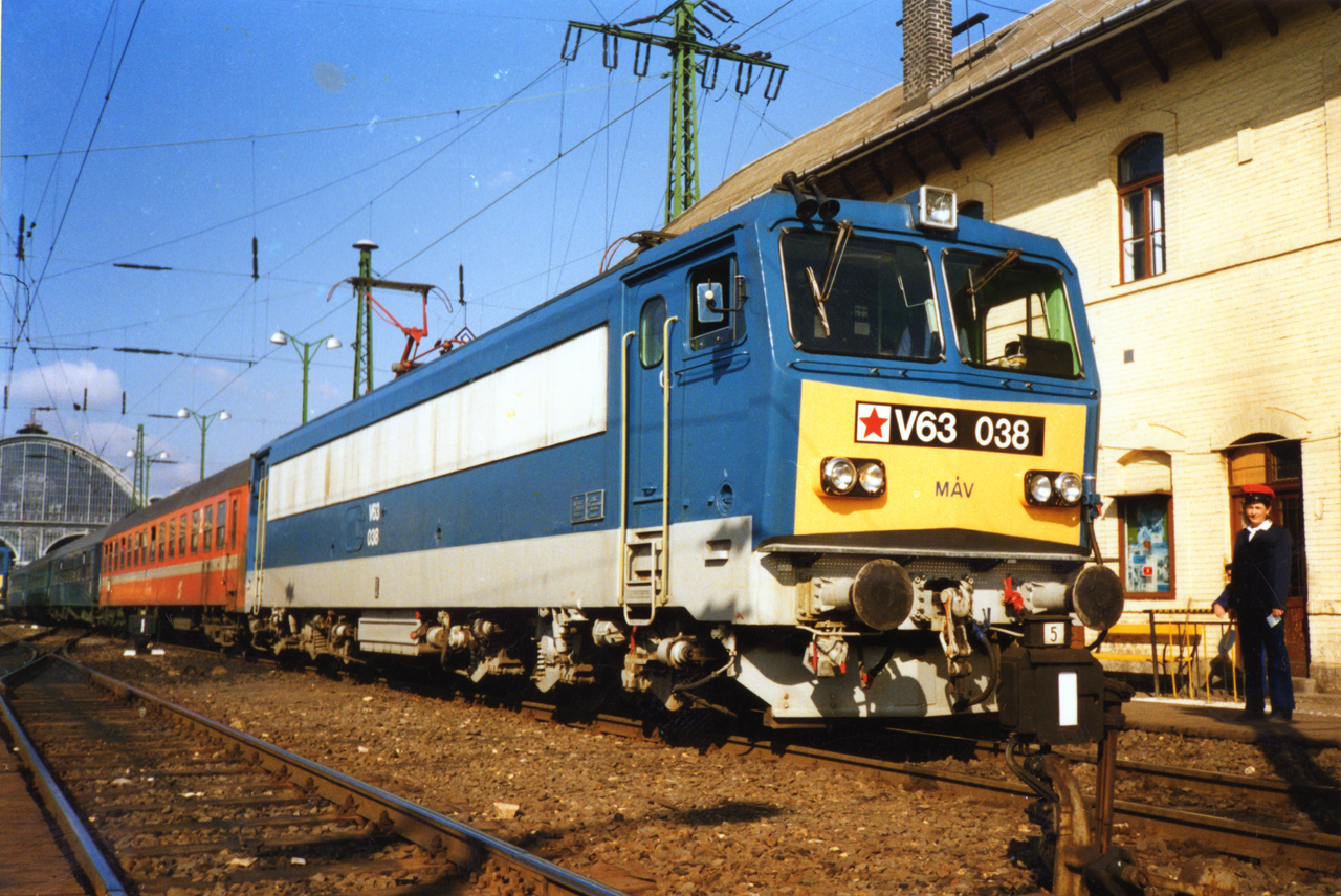 Még nem százas. V63 038 a Keletiből jár ki nemzetközi vonatával, 1988. március 27-én