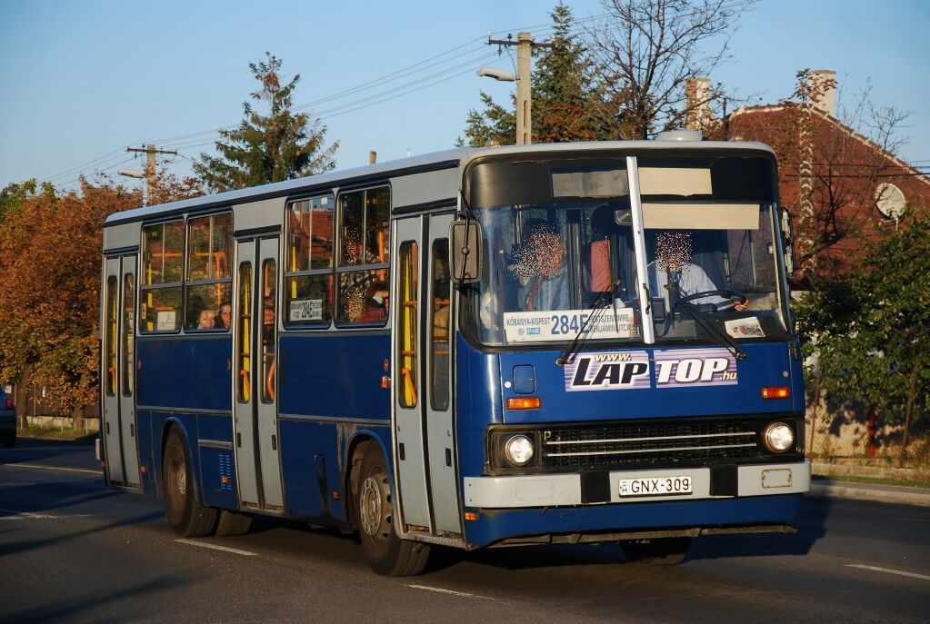 Négy, debreceni eredetű 260.30M típusú 260-as is töröltek a BKV állományából 2018. februárjában. A 2013. októberi délutáni fények megvilágításában jól láthatóak az utastér Debrecenből meghagyott színei. A buszt később felújították, sötétített oldalüveggel szerelték fel.