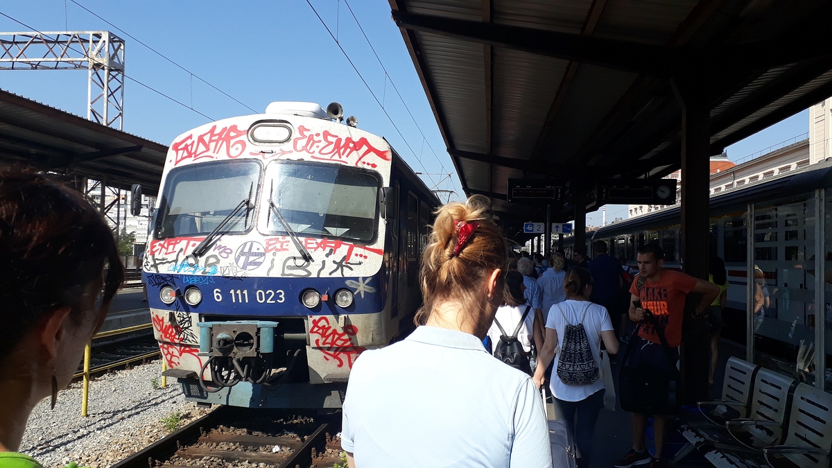 Befut egy másik vágányra a graffitis Ganz-MÁVAG motorvonat, Zágrábtól Vrbovecig ez nyújtja a minőségi szolgáltatást az intercity utasainak