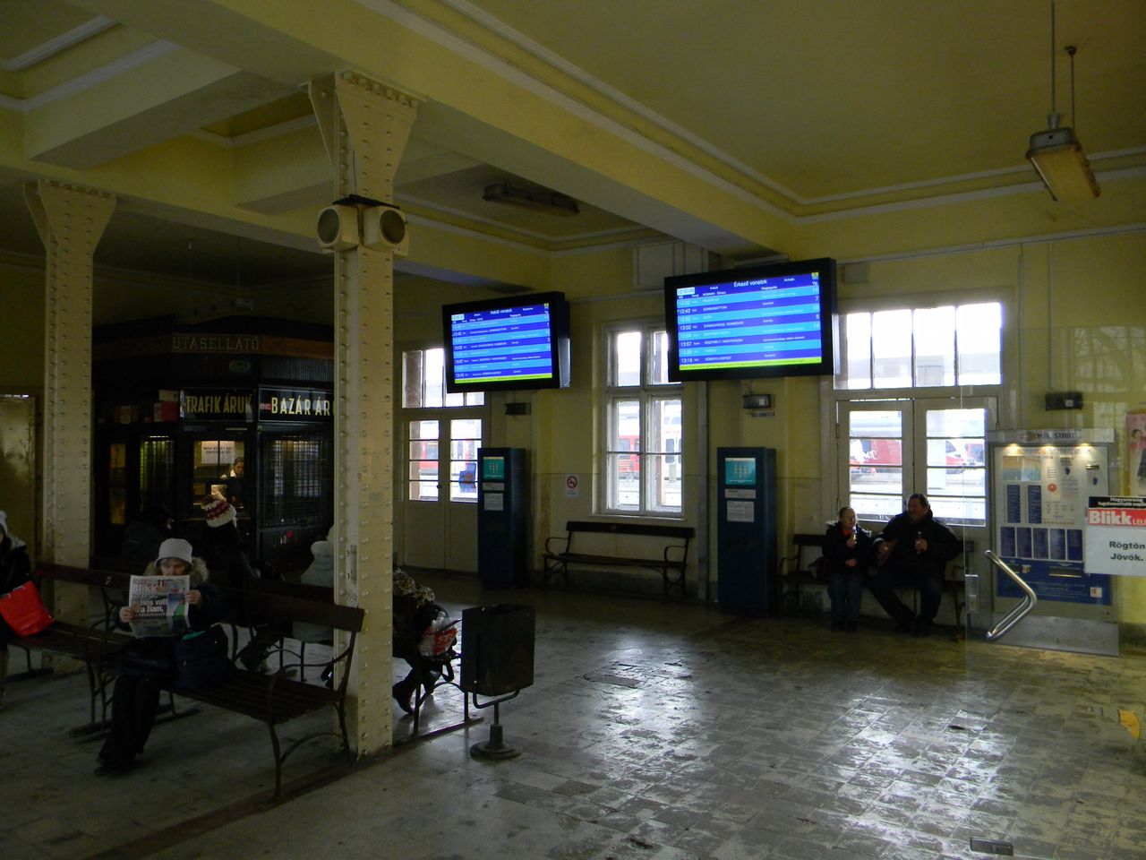 A fővárosi pályaudvarok legarchaikusabb hangulatú váróterme – az időutazásba révedésből a korszerű utastájékoztató monitor rázza fel az erre tévedőt. A közvetlen vágánykapcsolat az első, 1986-ban átadott aluljáró megléte óta szünetel