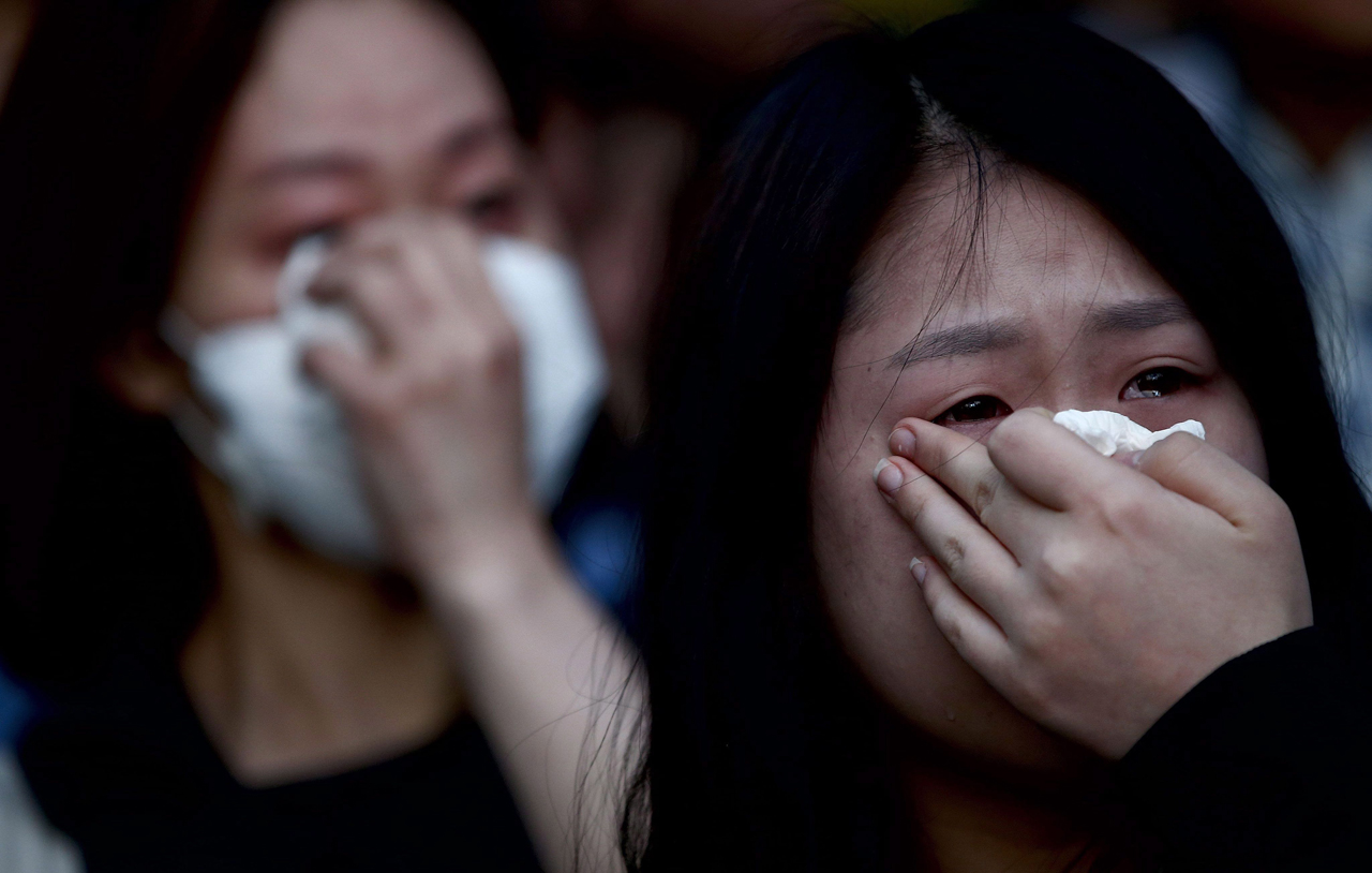 Elhunyt szeretteikre emlékeznek a gyászolók Szöulban. A képre kattintva galéria nyílik (fotók: bbc.co.uk)