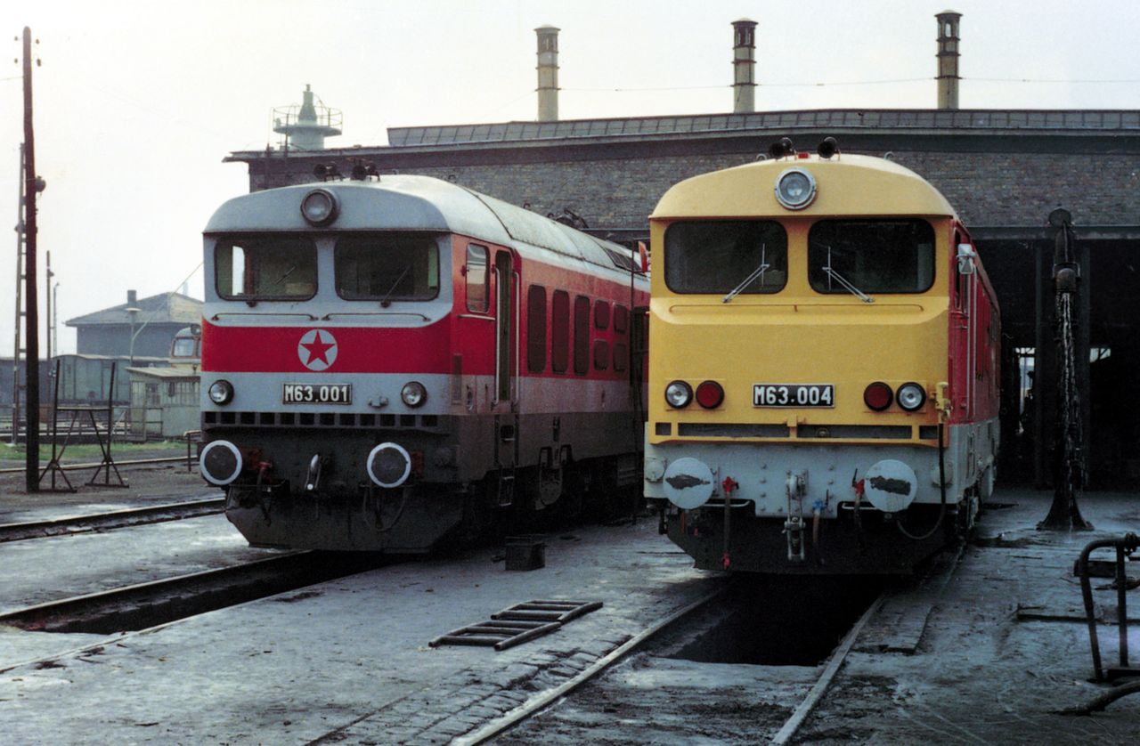 Az M63-as sorozat első két darabja még a hatvanas évek impozáns színezési rendszere szerint készült. Az M63,004 viszont már az új színkorszak szigorú, egyedül a célszerűségre törekvő elveit mutatja. A képre kattintva galéria nyílik (fotó: Indóház-archív | Goda Tibor és Novák András, Budapest-Ferencváros, 1975. szeptember, a Zékány–Máthé képeslapkiadó hozzájárulásával)