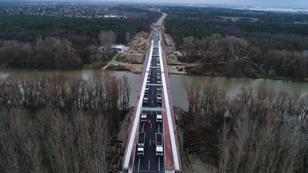 A híd próbaterheléséről készült felvételek forrása a magyarepitok.hu weboldal