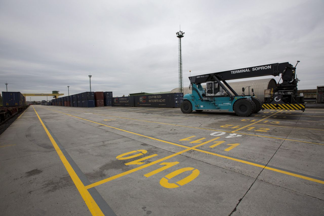 Rakodás világszínvonalon. Megújult a GYSEV-Cargo soproni terminálja. A képre kattintva galéria nyílik (fotó: MTI/Nyikos Péter)