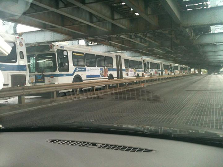 Buszok állnak a Broadwayn a Kingsbridge Depot felé (fotó: Jeanette LaFond)