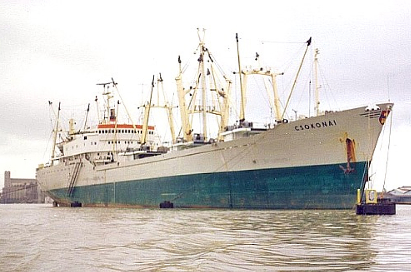 Az 1976-ban Szczecinben épült 11 700 DWT-s (deadweight tonnage, bruttó hordképesség) Csokonai Bangkokban, 1985-ben. A hajót 1997-ben Hamburgban bontották el<br>(fotó: Miklós Tamás)<br><br>A képre kattintva fotógalériánk nyílik meg