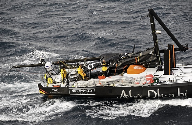 Az eltört árbócú Azzam - Fotó: Paul Todd/Volvo Ocean Race