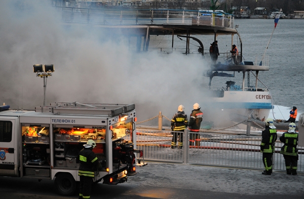 Tűzoltók dolgoznak a Szergej Abramov oltásán<br>A képre kattintva galéria nyílik<br>(fotók: pravda.ru)