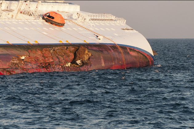 A 114 ezer tonnás hajó magával rántotta a léket okozó szikla egy darabját <br> (fotó: Roberto Vongher)