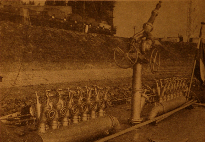 A fedélzeti vízágyú és a gyűjtőcsövek a nyomócsonkokkal<br>(fotó: BM-archívum, a szerző gyűjteményéből)