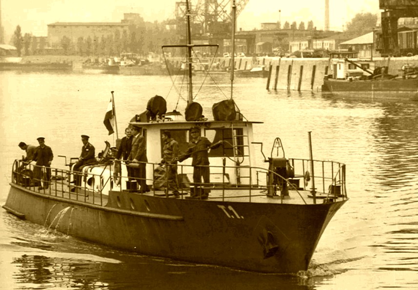 A csepeli szabadkikötőben valószínűleg gyakorlaton járt a hajó<br>(fotó: BM-archívum, a szerző gyűjteményéből)