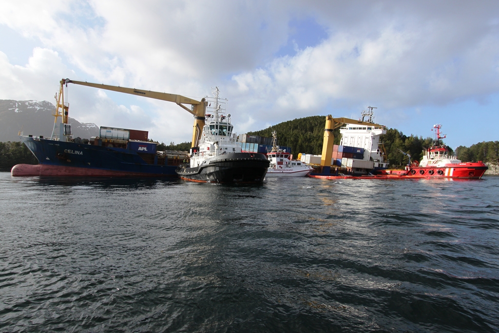 A szerencsétlenül járt hajót két vontató tartja a helyén a mentés ideje alatt<br> Fotók: norvég parti őrség