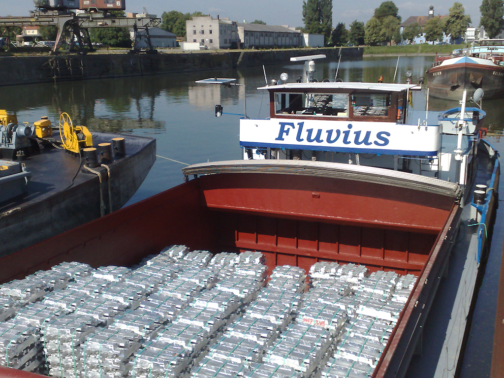 Az Elsava önjáró hajó alumínium rakományával Regensburgban