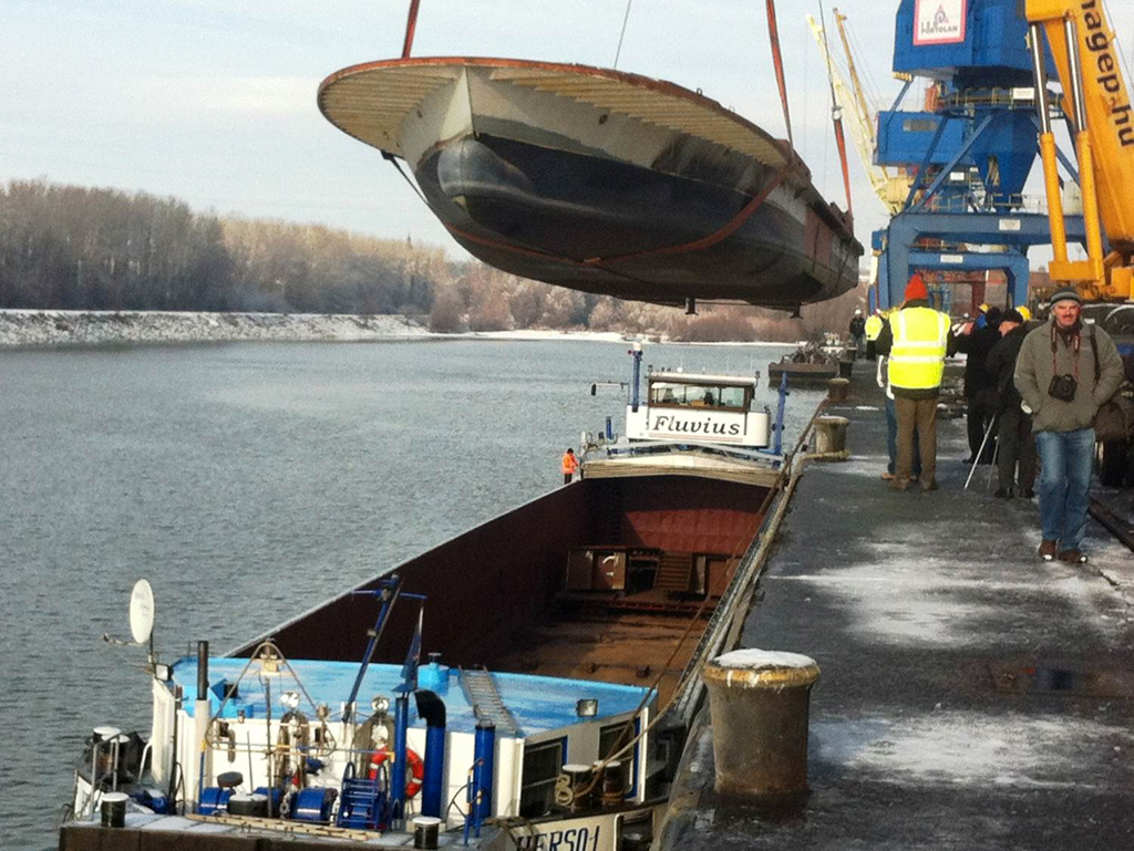 Összetett logisztika lánc: Németországból Siófokra tartó hajót daruznak ki Dunaújvárosban, 2011 decemberében (a külön nem jelölt felvételeket a Fluvius Kft. munkatársai készítették)