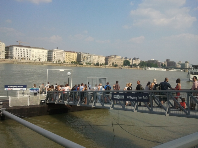Olvasónk felvételén a Batthyány téren hajóra váró sor látható, hétfő délután 5 óra körül