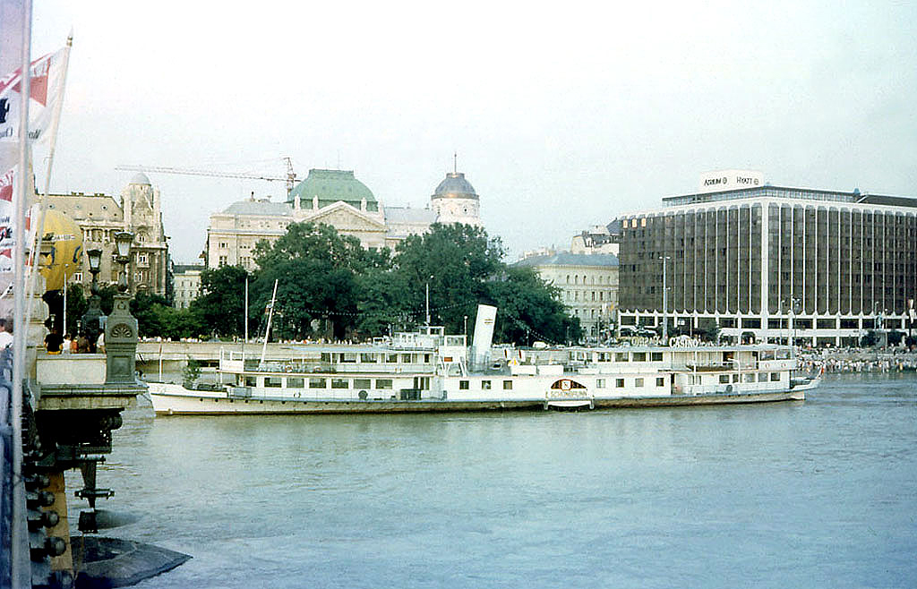 A Schönbrunn mint kaszinóhajó a kilencvenes években Budapesten<br>A képre kattintva fotógaléria nyílik<br>(Lossonczy Miklós felvételei)