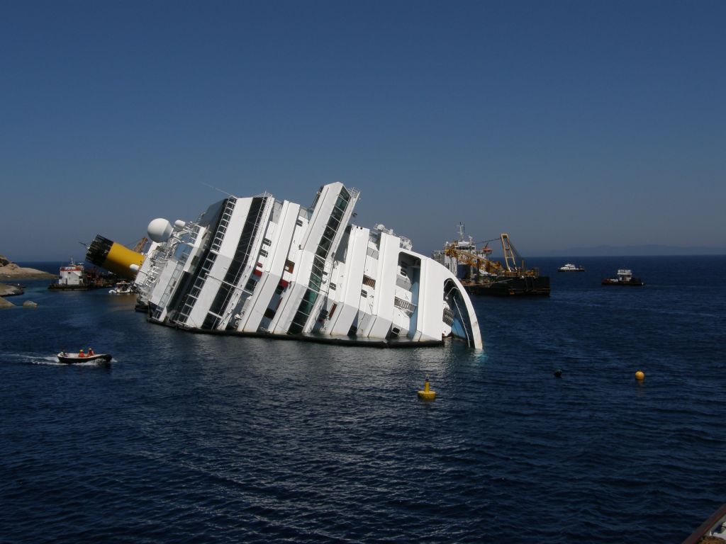Bármikor összeomolhat, vagy a mélybe veszhet a luxushajó roncsa<br />(fotók: BM Országos Katasztrófavédelmi Főigazgatóság)