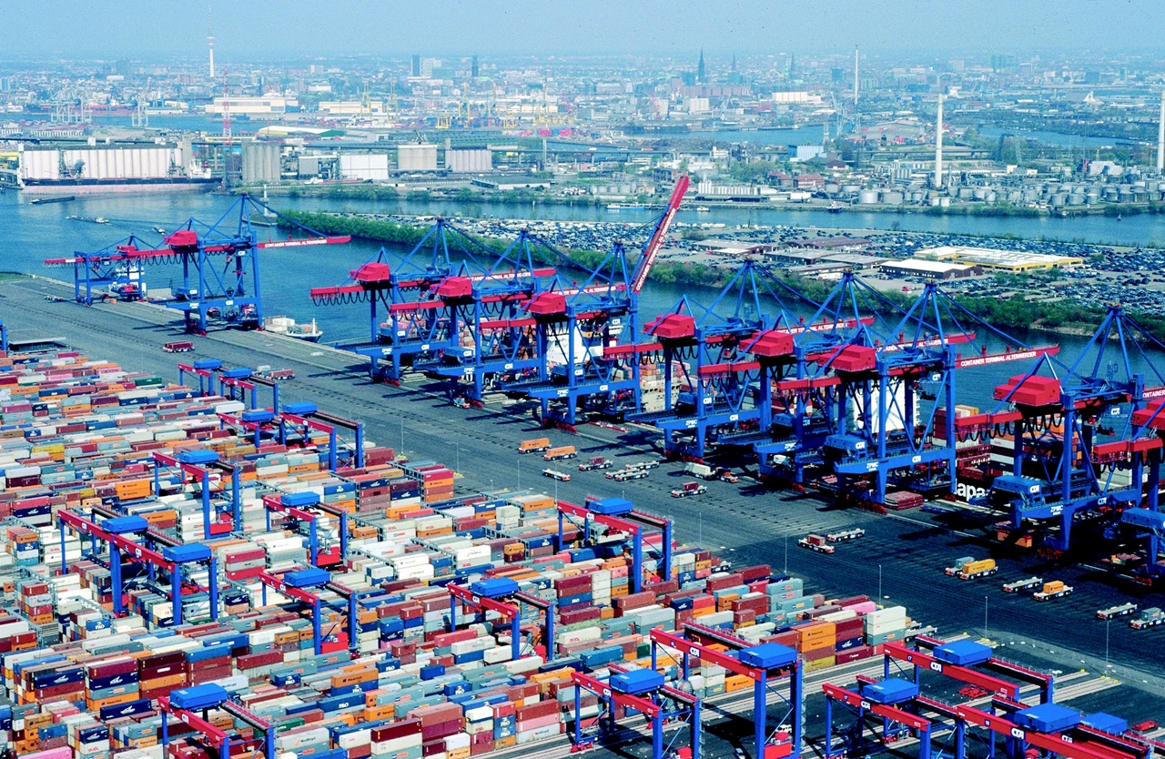 Hamburg nemzetközi tengeri kikötője, a Port of Hamburg Ausztria elsőszámú konténercélpontja (fotó: maritimejournal.com)