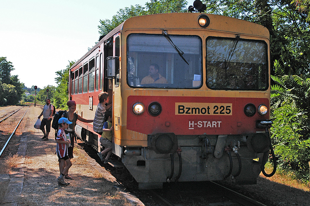 A háromkocsis, csörgős vonatokból szóló Bz maradt – utas viszont van!<br>(a szerző felvétele)
