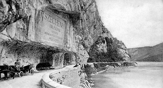 Széchenyi István emléktáblája és az 1830-as években épített út: ma már mindez a víz alatt van a Vaskapu-erőmű duzzasztóhatása miatt