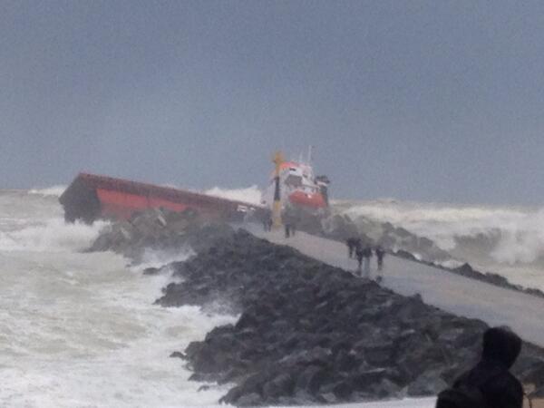 A Bleu_Pays_Basque twitter oldalán tette közzé ezt a fotót, amelyen a hajó hátsó része látható, ahogy fennakadt a gátra