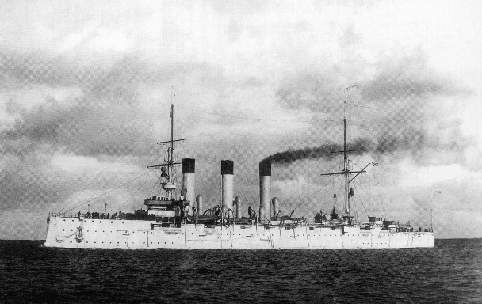 Az 1903-ban szolgálatba állított, Pallada-osztályú Auróra a történelem egyik leghíresebb hajójává vált, miután jelentős szerepet vállalt az 1917-es „nagy októberi szocialista forradalomban” (fotók: Wikipedia)