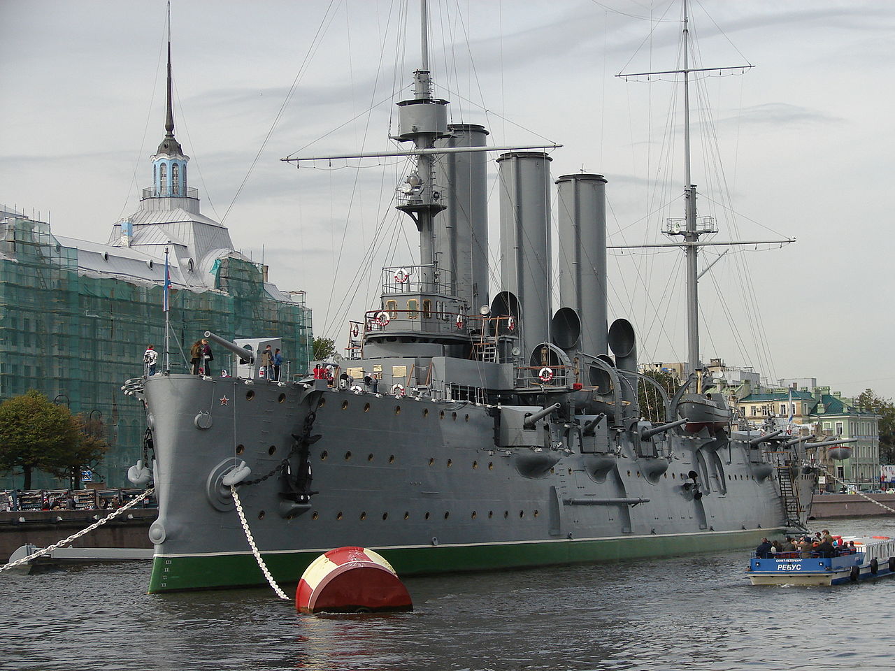Az Auróra immár hatvan éve, 1957-től múzeumhajóként szolgál Szentpéterváron