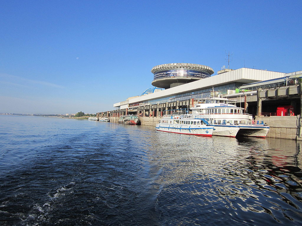 Katamarán a volgográdi folyami kikötőben (fotó: Wikipedia)