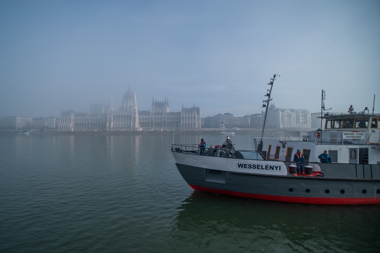 A Wesselényi jégtörő hajó a felújított jégtörőflotta a Duna belvárosi szakaszán tartott hétfői sajtóbemutatóján (fotók: MTI/Balogh Zoltán)