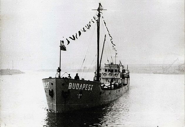 Az első magyar gyártású Duna-tengerjáró első útja alkalmával a Csepeli Szabadkikötőben, 1934-ben (fotó: dr. Erdős Ferenc gyűjteményéből)