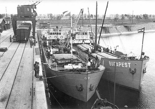 A Szeged és a Budapest folyam-tengerjáró a Csepeli Szabadkikötőben rakodik 1937. május 9-én (fotó: Hipp János, a Közlekedési Múzeum gyűjteményéből)