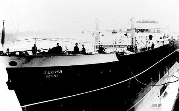 A Komáromnak épült, de a bombatalálat kijavítását követően Deszna névre keresztelt hajó próbaútja. Jóvátételi szállításként egyből a Szovjetunióba hajózott (fotó: Horváth József gyűjteményéből)
