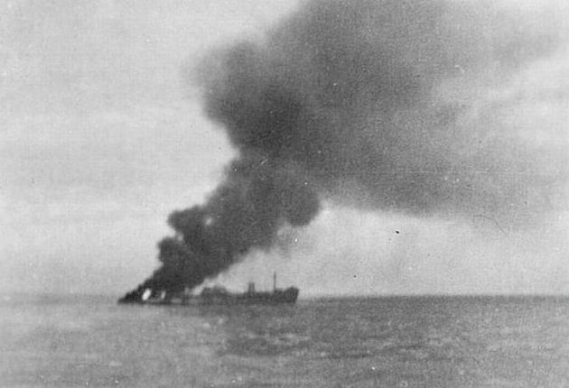 A torpedó találatot kapott és égő Kolozsvár a Fekete-tengeren 1943. január 22-én (fotó: Drobni Nándor gyűjteményéből)