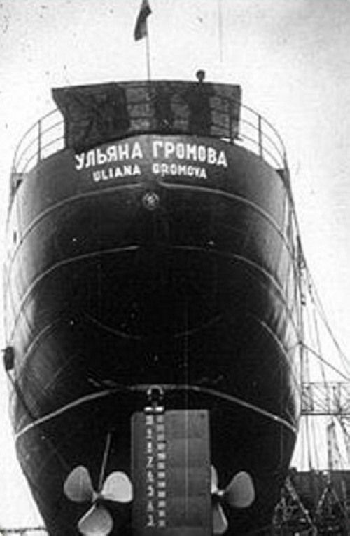 A százhat járműből álló jóvátételi tengeri hajó sorozat első példánya, a típus névadója, az Uljana Gromova az újpesti Ganz Hajógyárban (fotó: Balaton Art Egyesület gyűjteményéből)