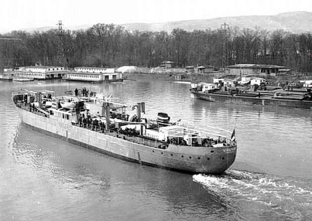 Az Ungvár indul próbaútra az újpesti hajógyárból 1941-ben (fotó: a Közlekedési Múzeum archívuma)