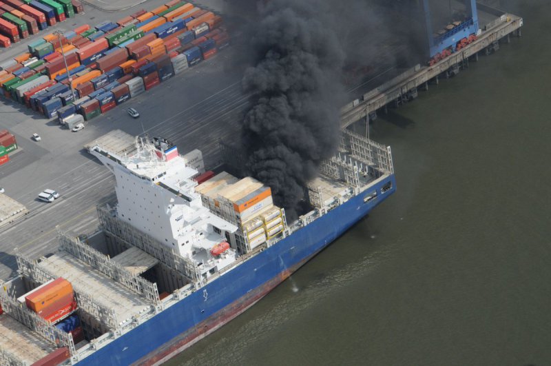 A libériai CCNI Araucón szeptember elsején, a hamburgi kikötőben csaptak fel a lángok (a hamburgi vízirendőrség felvétele)