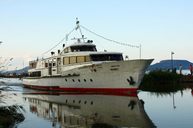 Keszthely 303 típusú vízibusz Balatonmáriafürdőn, a legszűkebb személyhajókikötőben