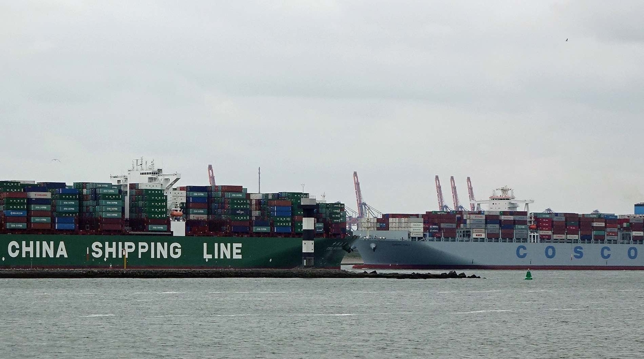 Tizennégy nagy konténerszállítóval bővíti hajóflottáját a China COSCO Shipping a következő két évben (fotó: splash247.com)