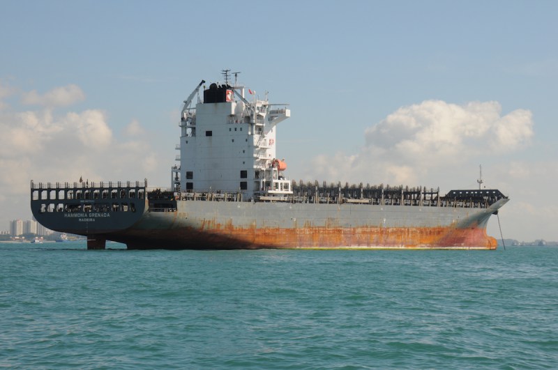 A Panamax-osztályú Hammonia Grenada a legfiatalabb konténerszállító hajó lett, amit selejteztek, majd szétvágtak. A szállítási kereslet és kínálat pillanatnyilag jelentős eltérést mutat, többek között ennek is lett áldozata több tucatnyi konténerhajó (fotó: gcaptain.com)