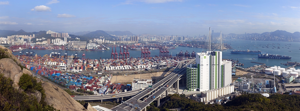 A top tízes listán egyedül csak a hongkongi kikötő forgalma csökkent az utóbbi években: az áruk már egyre inkább a szárazföldi Kína kikötőiben landolnak
