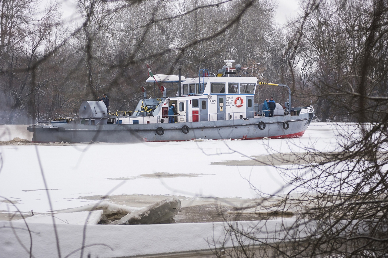 A Jégvirág X. jégtörő hajó elindul a tiszadobi pontonhíd átkelőnél kialakított kikötőből Tiszalökre. A hajó megkezdte a folyosó nyitását Tiszadob és a tiszalöki vízlépcső alatti folyószakaszon (fotó: MTI/Balázs Attila)