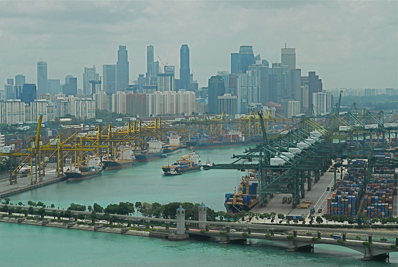 A hatalmas szingapúri kikötő sokáig a világ legforgalmasabbikának számított, 2010-ben azonban letaszították képzeletbeli trónjáról