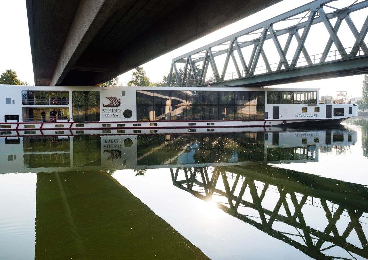 Erlangennél ütközött hídnak a Viking Freya szállodahajó, amelyen a két elhunyt magyar dolgozott (fotó: Daily Mail)