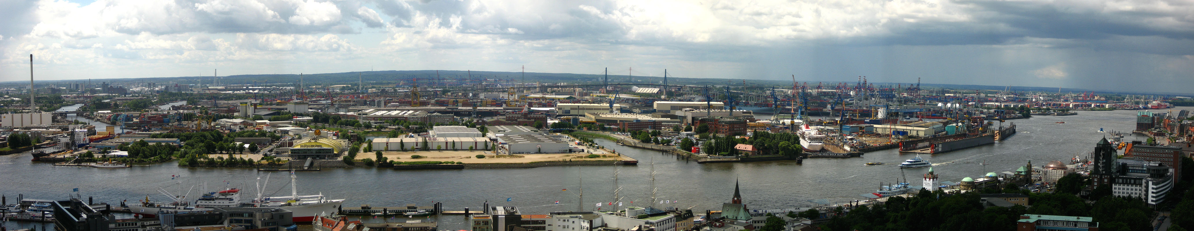 Hamburg kikötőjének egy részlete. Kattintson bele a panorámaképbe! (fotó: wikipédia)