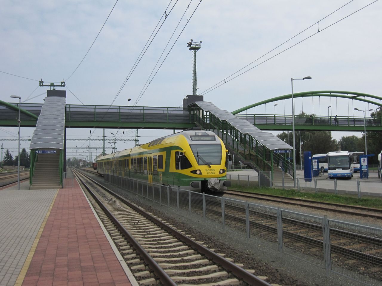 A 2012-ben átadott körmendi intermodális csomópontból csak vonattal, egy vonatpár kivételével szentgotthárdi átszállással érhető el Ausztria. Németújvárra (Güssing) indulhatna innen regionális buszjárat (fotók: Oszter Vilmos/KTI)