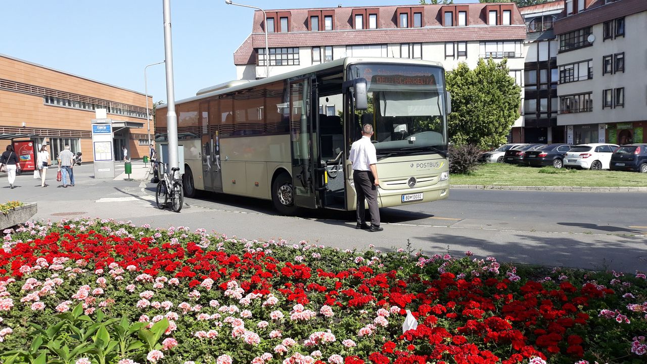 A magyar–osztrák határt munkanap, iskolaidőben háromszor lehet menetrendszerinti regionális (kishatárforgalmi) autóbusszal átlépni. A soproni állomás elé csak vonatpótlóként érkezhet Ausztriából busz