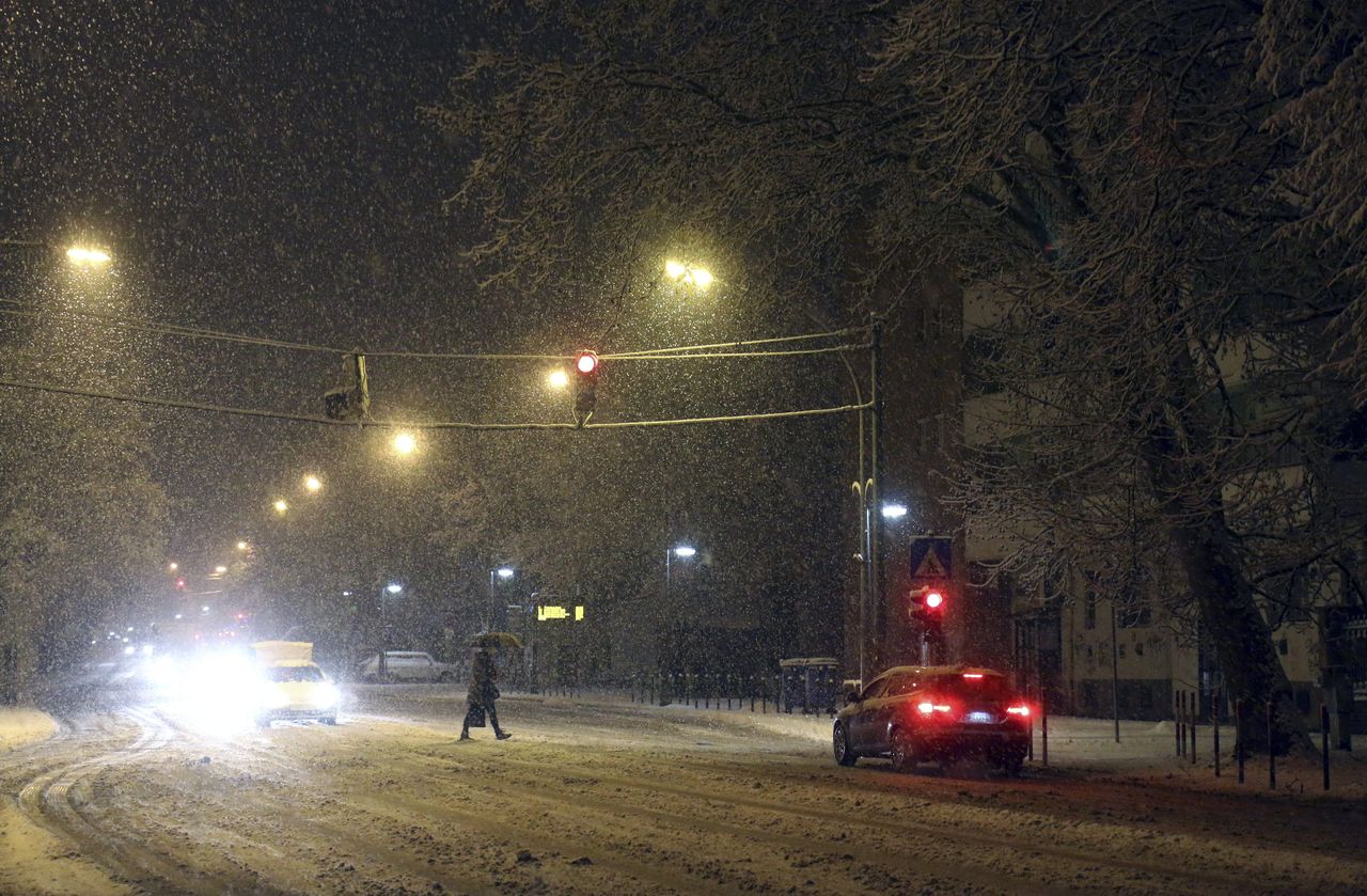 Ez már ma hajnalban készült: Miskolcot betakarta a hó (fotó: MTI/Vajda János)