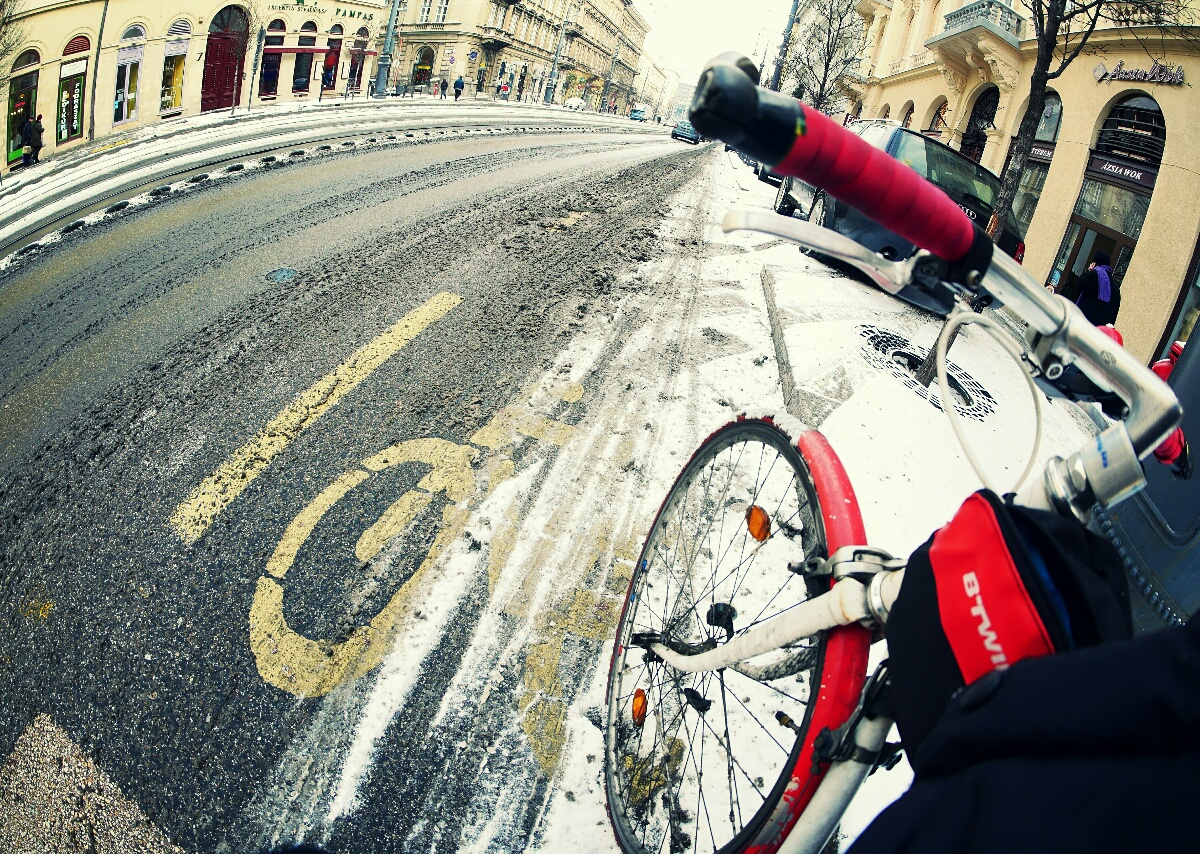 Mikor fogják megtanulni az illetékesek, hogy nem a kerékpársávra kell ráhányni a havat, hanem arról is ugyanúgy le kell takarítani?! (fotó: Vörös Attila)