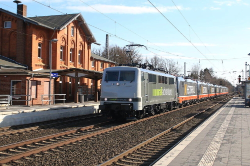 A szerelvény Syke állomásán halad át (Bärbel Räsch felvételei)