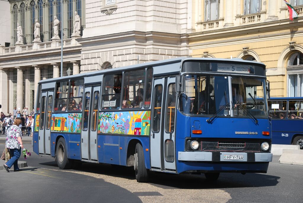 Sokáig gyermekrajzokkal az oldalán közlekedett a HFY-744, amely az akkoriban szóló 5-ös vonal egyik állandó autóbusza volt. A metróépítés miatt alaposan feldúlt Baross térről kanyarodik 2012. áprilisában és indul Pasarét irányába